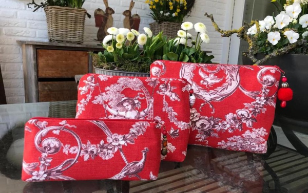Täschchen und Taschen in unterschiedlichen Größen aus Designerstoffen